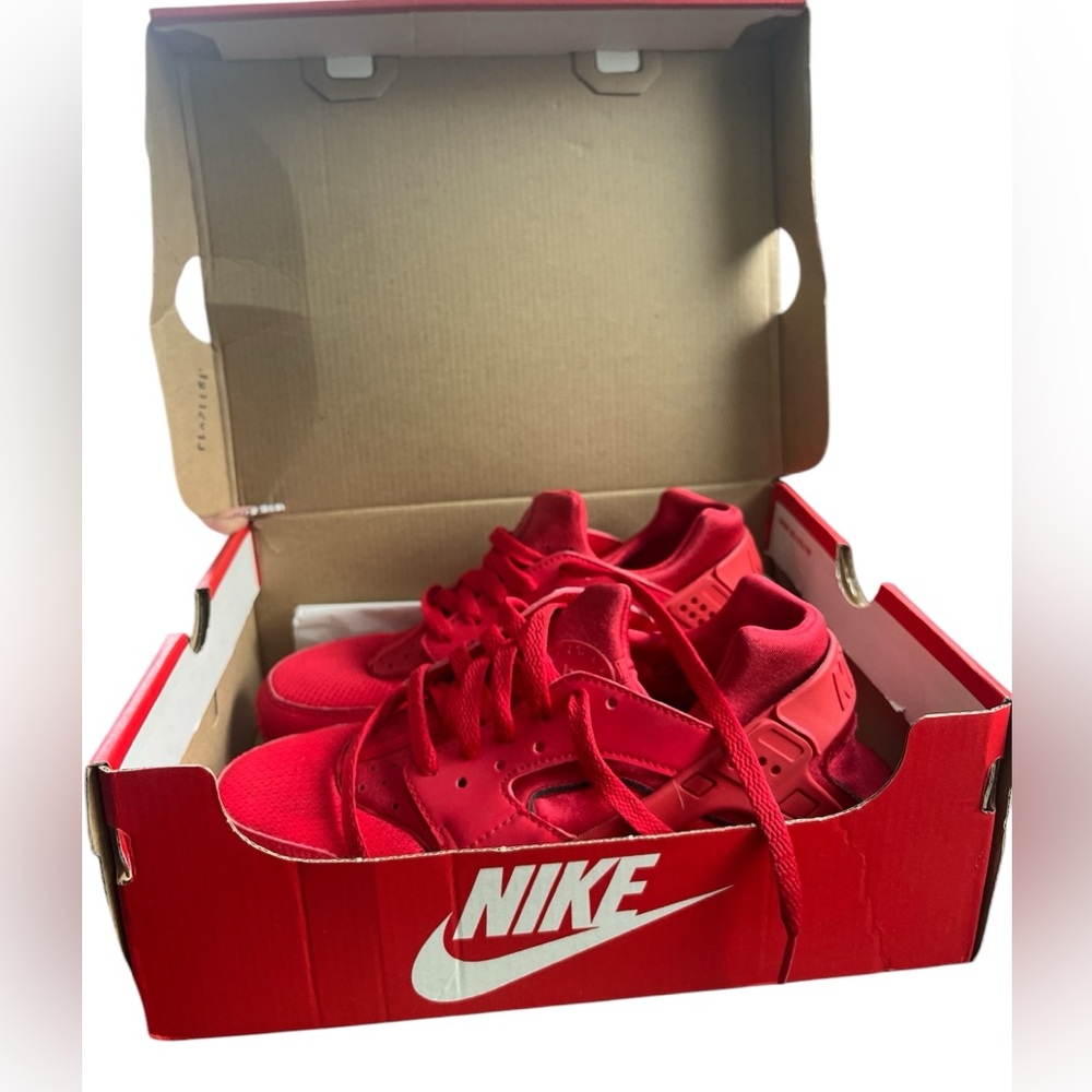NIKE AIR HUARACHE 5.5y 
Original price is $140
I want $80 Or best offer:)